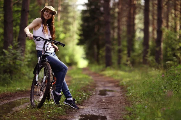 Chica joven en una bicicleta deportiva — Foto de Stock