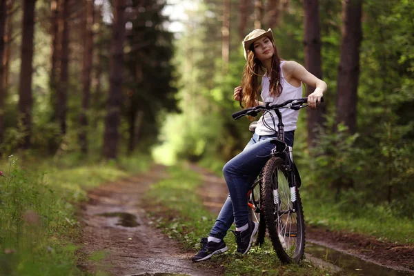 Giovane ragazza su una moto sportiva — Foto Stock