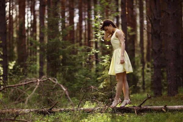 Retrato de una adolescente feliz en la naturaleza — Foto de Stock