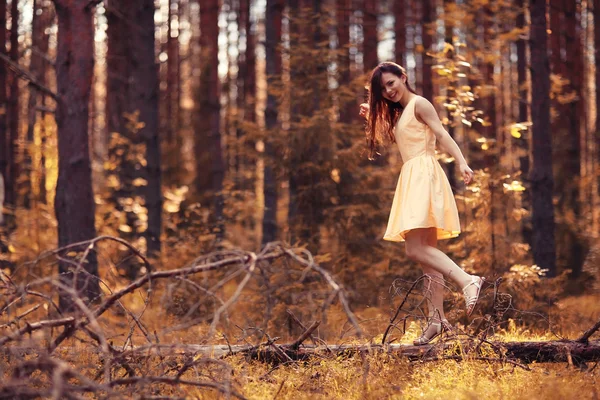 Retrato de uma menina adolescente feliz na natureza — Fotografia de Stock