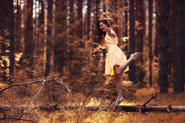 자연 속에서 행복 한 십 대 여자의 초상화 — 스톡 사진