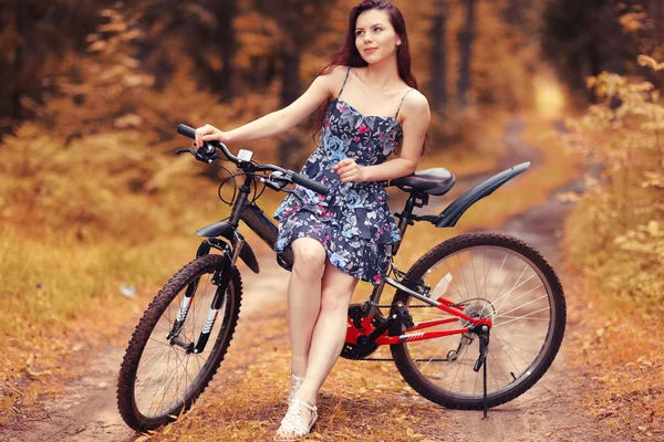 Teen Mädchen Fahrrad Wald indischen Sommer — Stockfoto