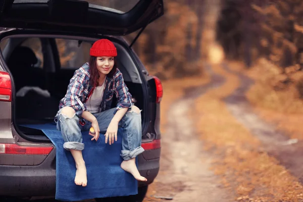 Viagem de outono menina de carro — Fotografia de Stock