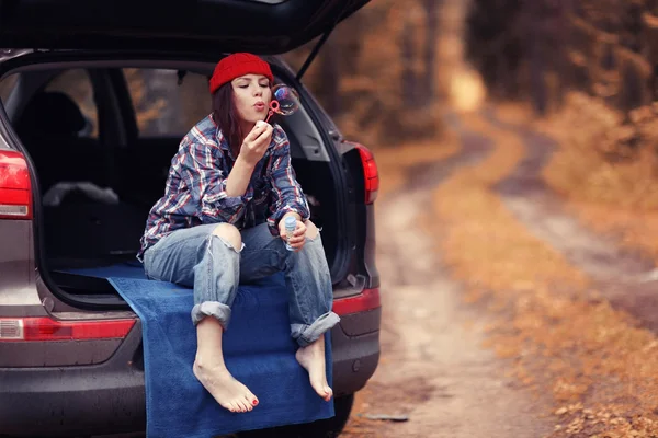 Mädchen Herbstausflug mit dem Auto — Stockfoto