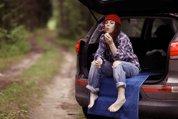 Menina bonita viajando na floresta — Fotografia de Stock