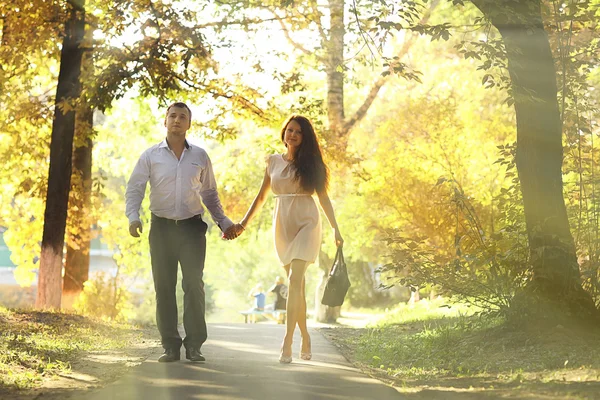 Pareja joven en un paseo — Foto de Stock