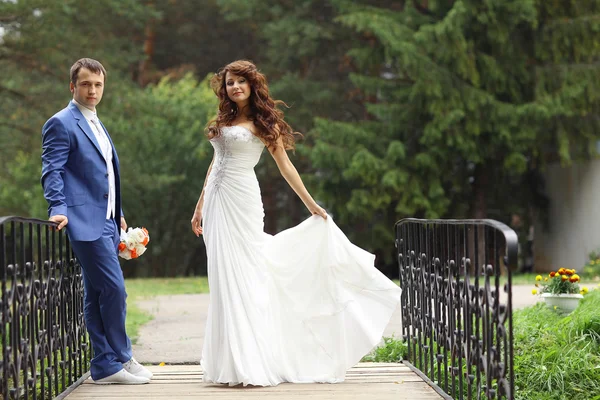 Happy couple on wedding walk — Stock Photo, Image