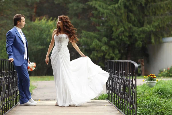 Casamento de outono no parque noiva e noivo em um vestido branco — Fotografia de Stock