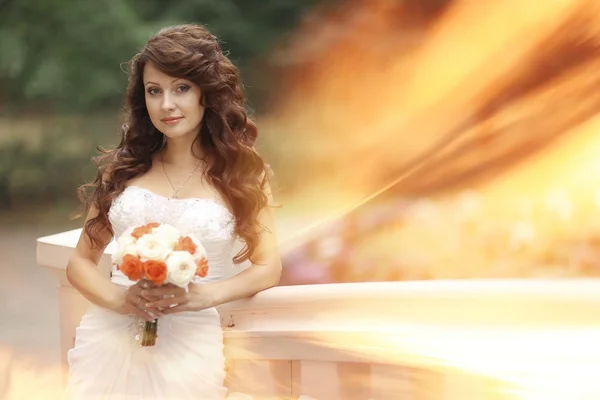 Boda de otoño en el parque novia y novio en un vestido blanco —  Fotos de Stock