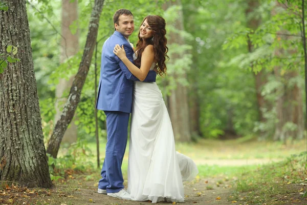 Happy couple on wedding walk — Stock Photo, Image