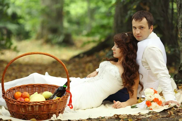 Matrimonio autunnale nel parco — Foto Stock