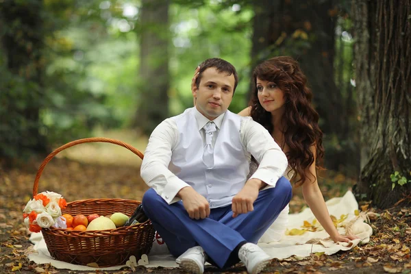 Höst bröllop i park bruden och brudgummen — Stockfoto