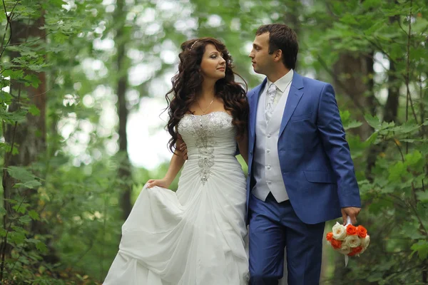 Jeune couple en promenade dans la ville de l'histoire d'amour — Photo