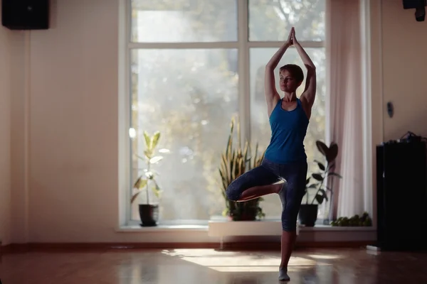 Chica gimnasio entrenamiento yoga — Foto de Stock