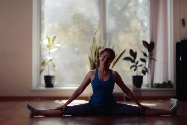 Girl gym workout yoga — Stock Photo, Image