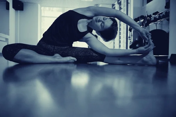 Treino de ginástica menina preto e branco — Fotografia de Stock