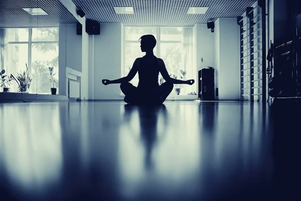 Fitness ragazza yoga silhouette in camera — Foto Stock