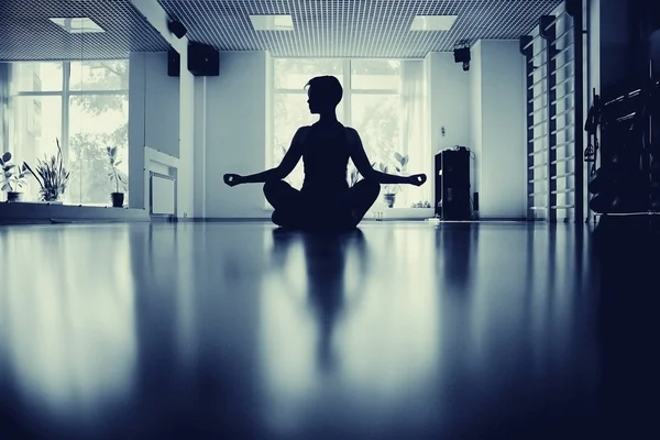 Fitness kız yoga siluet odasında