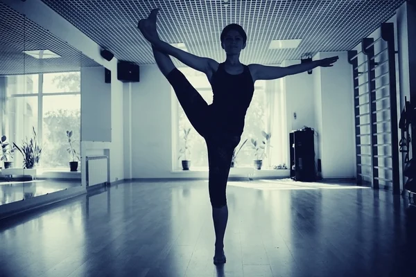 Fitness menina silhueta de ioga no quarto — Fotografia de Stock