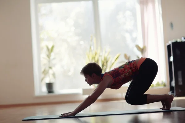 Fitness tjej yoga silhuett i rummet — Stockfoto