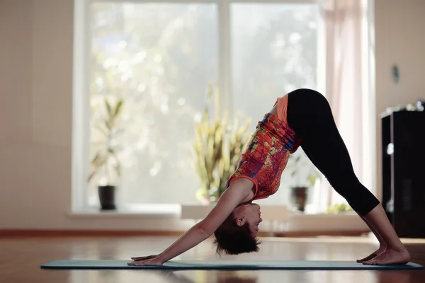 Girl gym workout yoga — Stock Photo, Image