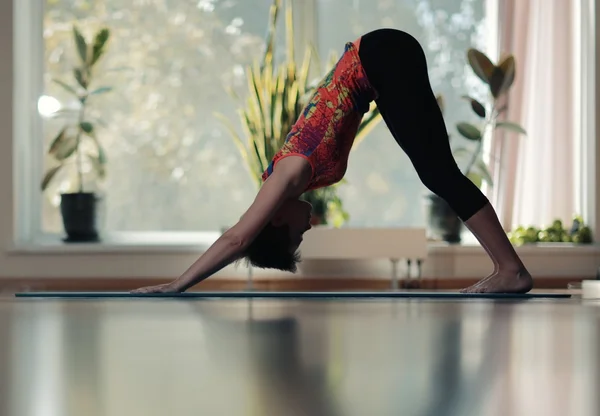 Fitness Mädchen Yoga Silhouette im Zimmer — Stockfoto