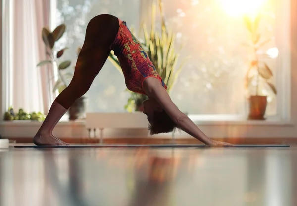 Girl gym workout yoga — Stock Photo, Image