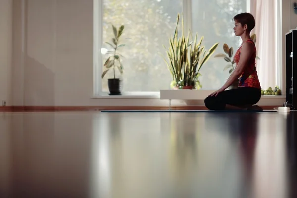 Chica gimnasio entrenamiento yoga — Foto de Stock