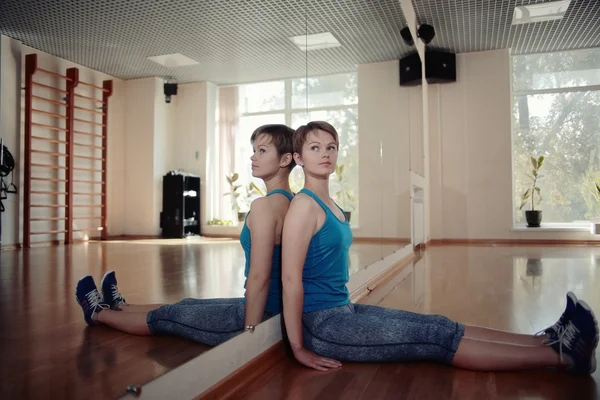 Girl gym aerobics workout — Stock Photo, Image