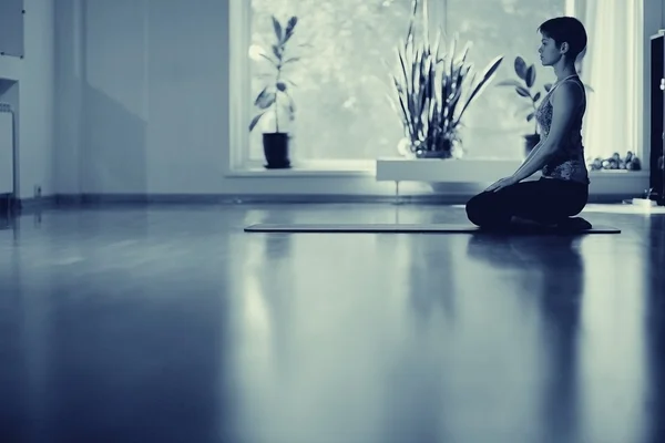 Fitness fille yoga silhouette dans la chambre — Photo