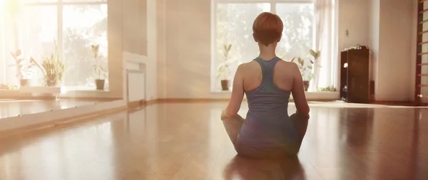 Fitness kız yoga siluet odasında — Stok fotoğraf