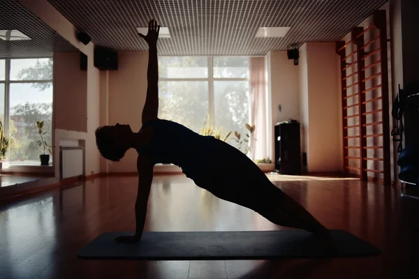 Fitness Mädchen Yoga Silhouette im Zimmer — Stockfoto