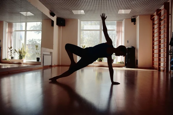 Chica gimnasio entrenamiento yoga —  Fotos de Stock