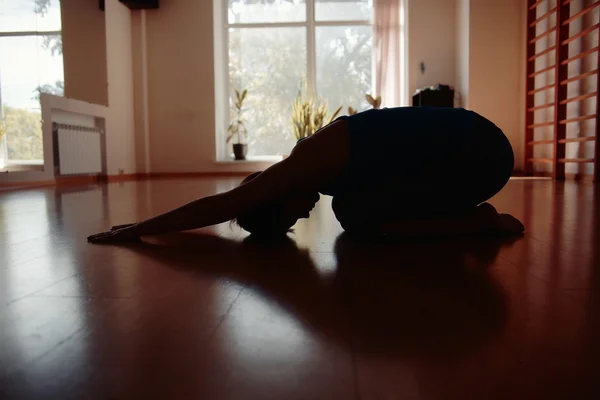 Silueta de yoga chica fitness en la habitación — Foto de Stock