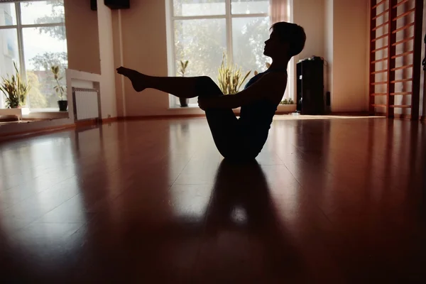 在房间里健身女孩瑜伽剪影 — 图库照片