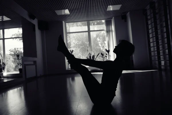 Chica gimnasio entrenamiento yoga — Foto de Stock