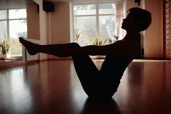 Silueta de yoga chica fitness en la habitación —  Fotos de Stock