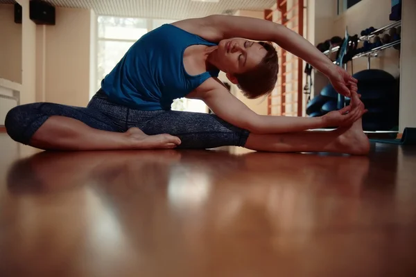 Lány tornateremben edzés jóga — Stock Fotó