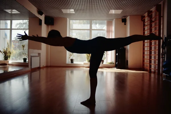 Fitness lány jóga sziluettje a szobában — Stock Fotó