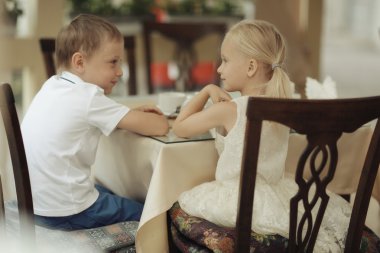 Çocuk 5-8 yaş arası çay bir kafede