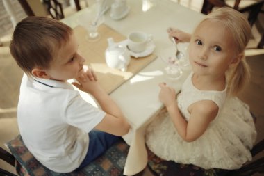 Çocuk 5-8 yaş arası çay bir kafede