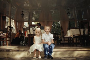 Çocuk 5-8 yaş arası çay bir kafede