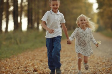 bir kızla oynayan çocuk