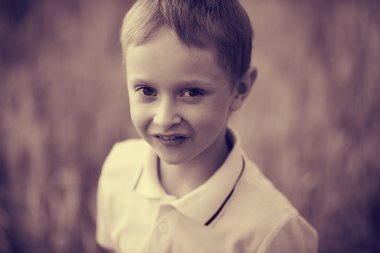 Dışında bir çocuk portresi