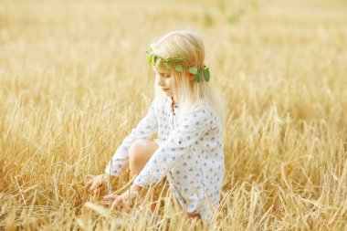 Dışarıda bir neşeli küçük kız portresi