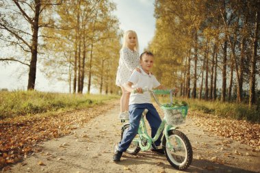 bir kızla oynayan çocuk