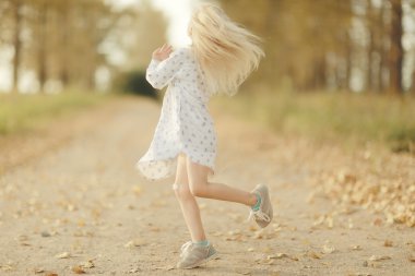 yumuşak ışık portre niteliğine neşeli küçük kız