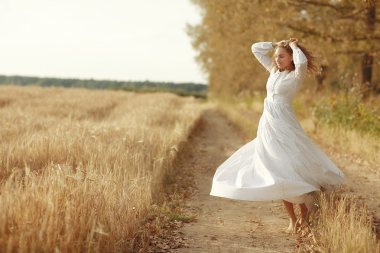Beyaz elbiseli bir alanda dans kızı