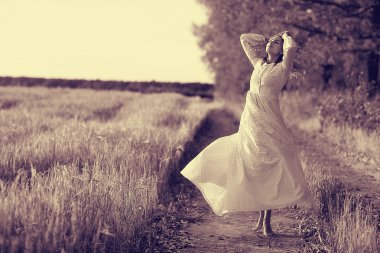 gün batımında elbiseli güzel bir kız portresi