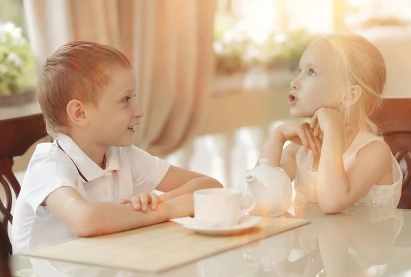 Children 5-8 years old tea in a cafe — Stock Photo, Image